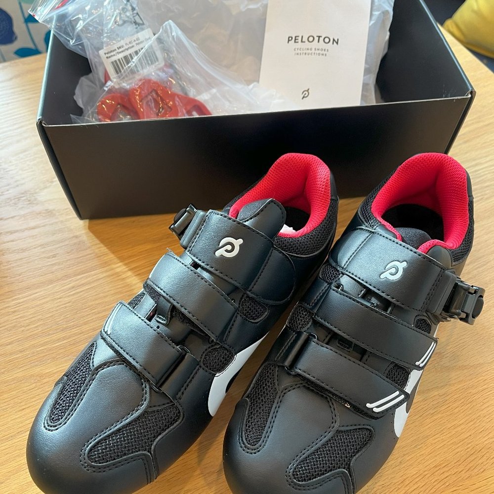 New Pelotón cycling shoes euro size 40 (women's 8.5 - 9, men's 7)